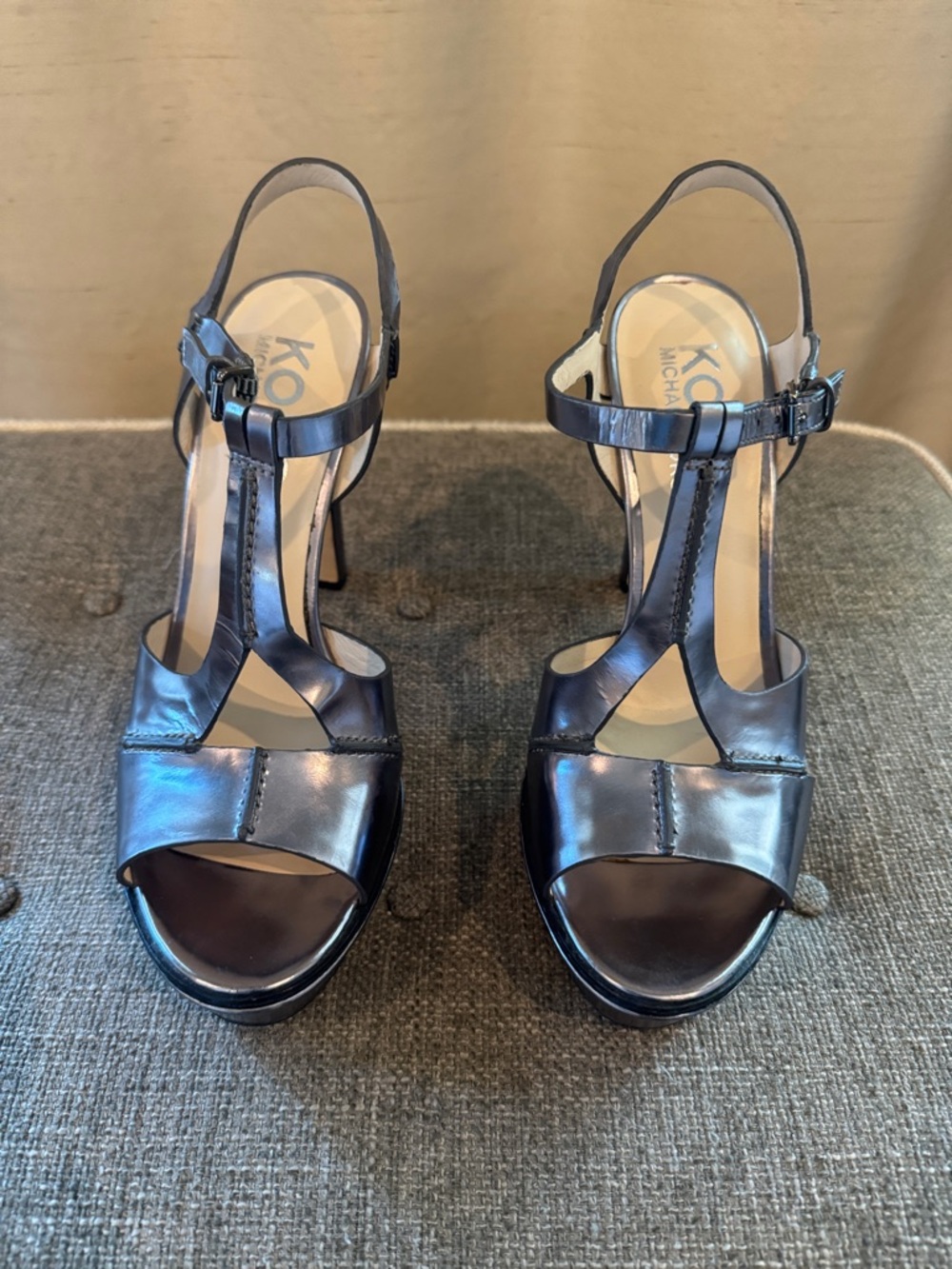 Michael Kors Shiny metallic gunmetal
Silver Patent T-Strap Platform Sandals